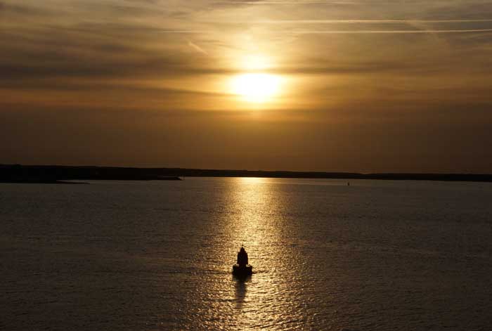 zonsondergang Mokbaai Texel boei