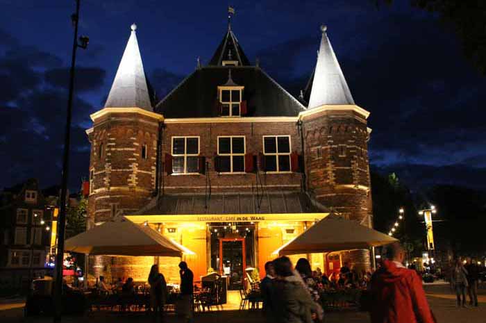 Amsterdam Waag Nieuwmarkt avond