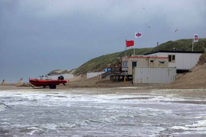 rode vlag strand strandbewaking Texel