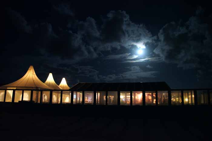 strandpaviljoen Texel maan nacht