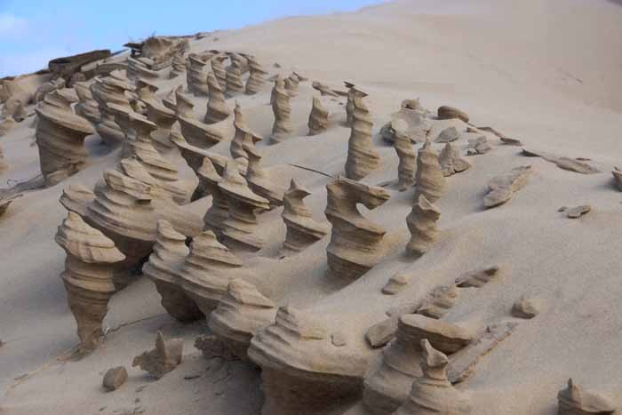 zand figuren Texel schaakstukken erosie
