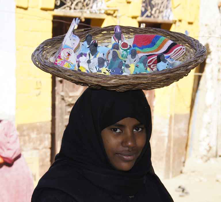 Egypte vrouw souvenirs mand