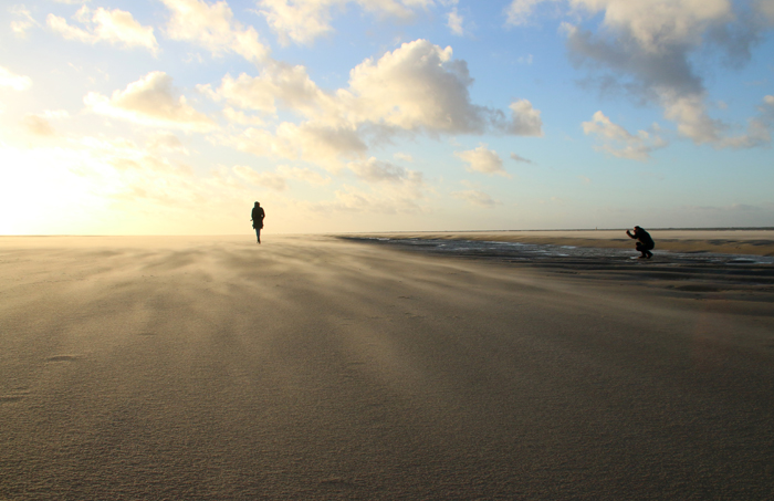Texel strand zonsondergang wandelaars