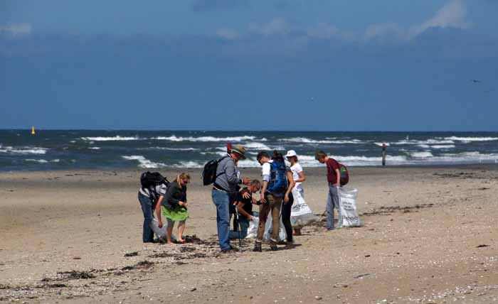 Beach clean up vervuiling opruimen milieu strand Texel