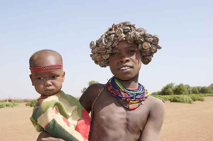 Dasanech kinderen Ethiopië flessendoppen