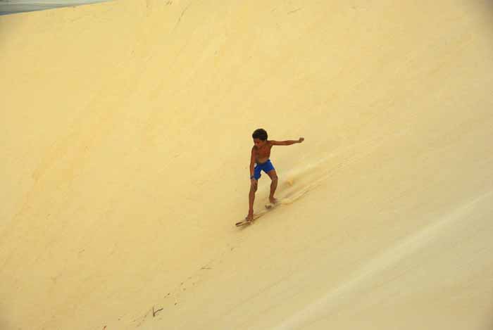 kind duin spel surfen zand