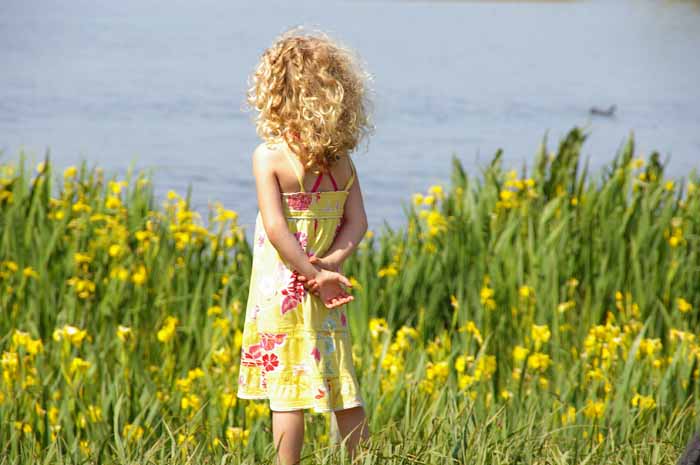 kind meisje gele lis