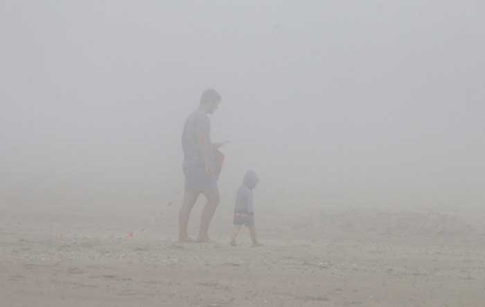 wandelaars mist strand vader kind