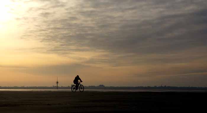 mountainbiker strand Texel
