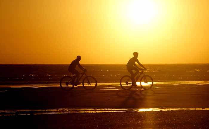 moutainbiker zonsondergang Texel