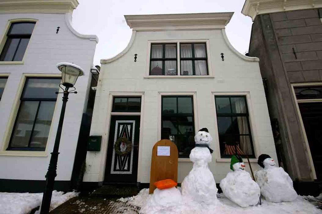 winter sneeuwpop Den burg Texel Warmoesstraat