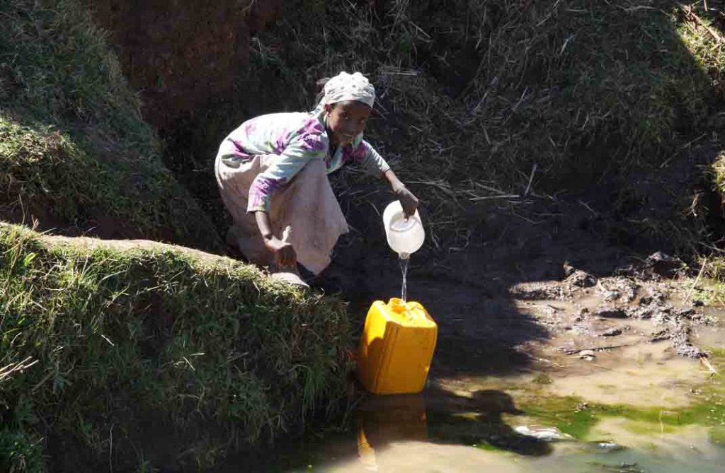 kind meisje water halen jerrycan Ethiopië