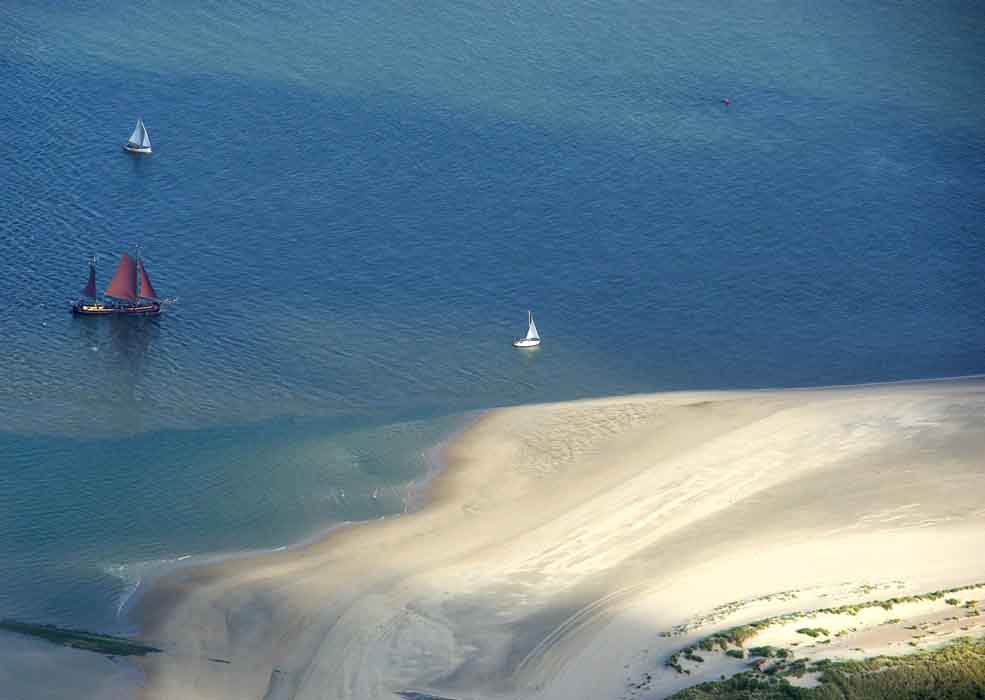 vlieland zeilboten recreatie strand luchtfoto