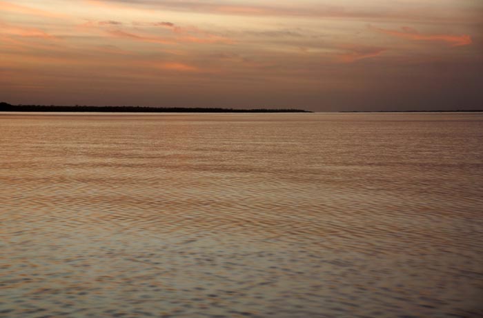 avondstemming boven de Gambia-rivier bij Tendaba, Gambia