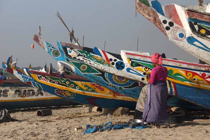 vissersbootjes Gambia strand