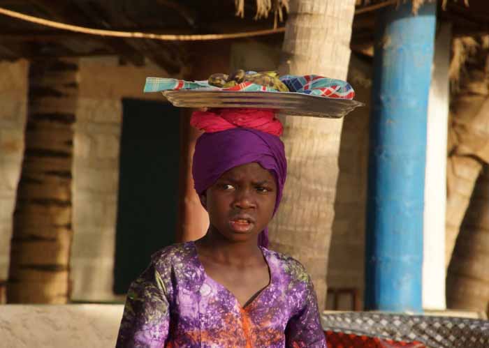 meisje verkoopster Gambia bananen