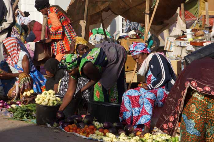 Gambia groenten markt verkoopster vrouwen