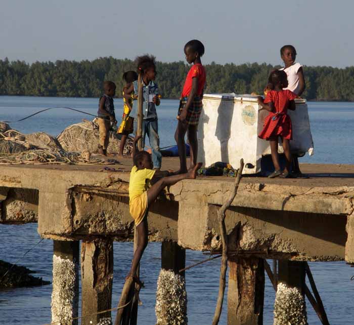 kinderen spelen water rivier