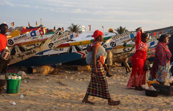 Gambia vrouw vismarkt Tandje bootjes