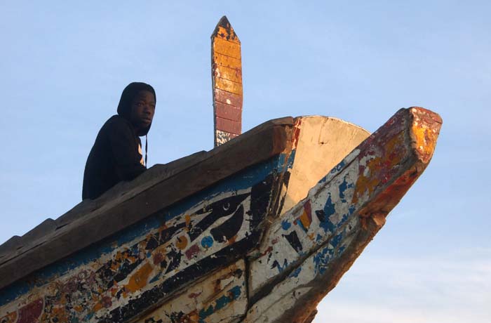 jongen bootje Gambia vismarkt