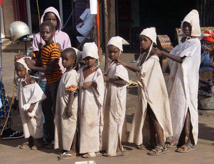 kinderen besnijdenis ritueel Gambia