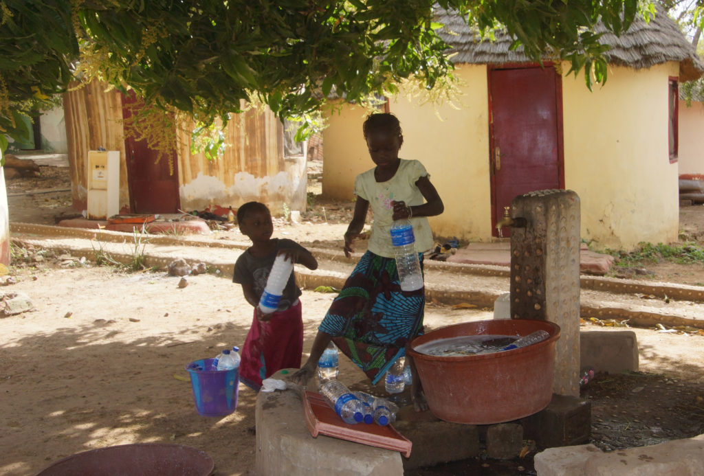 kinderen meisjes plastic flessen Tendaba Gambia