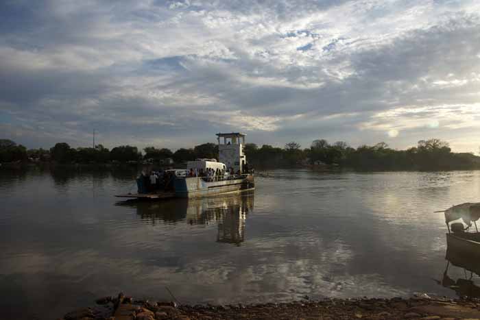 Gambia veerpont rivier Mac Carthy Island Georgetown Janjanbureh