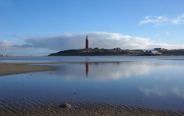 Texel vuurtoren strand weerspiegeling
