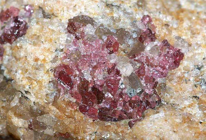 halfedelsteen granaat strandvondst