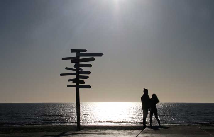Texel zee strand richtingbord paartje